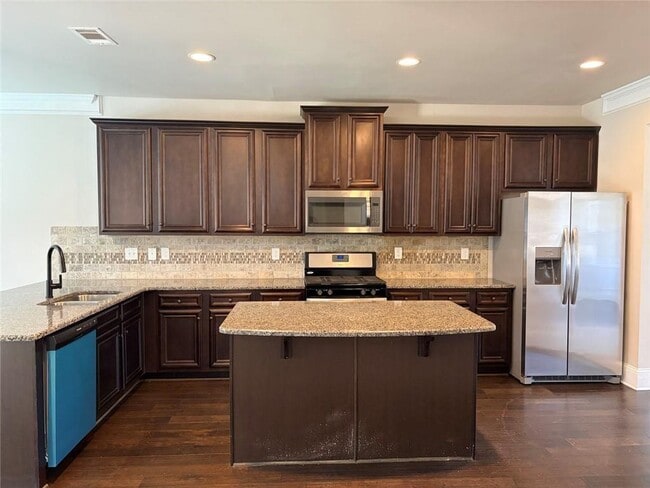 Building Photo - 410 Live Oak Pass