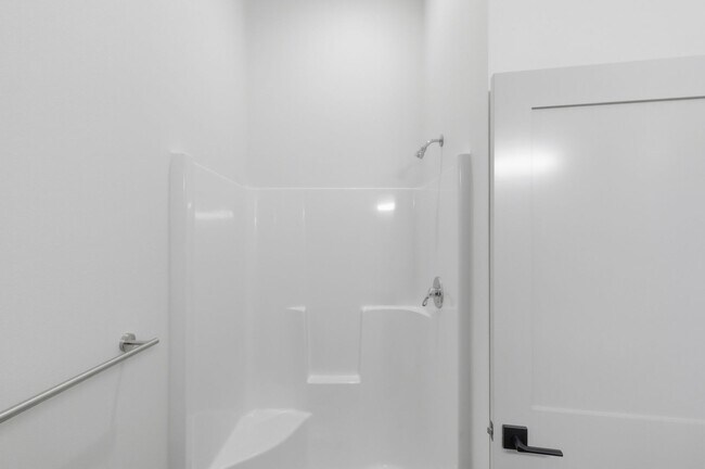 Building Photo - MOVE IN SPECIAL - NEWLY RENOVATED DOWNTOWN SALEM STUDIO