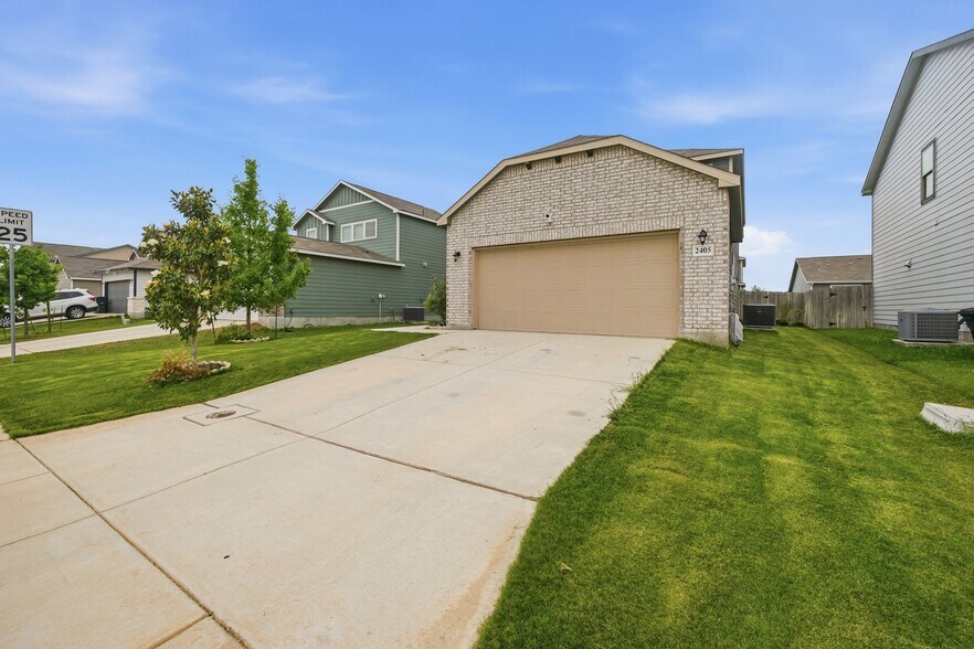 Building Photo - 2405 Ayers Dr