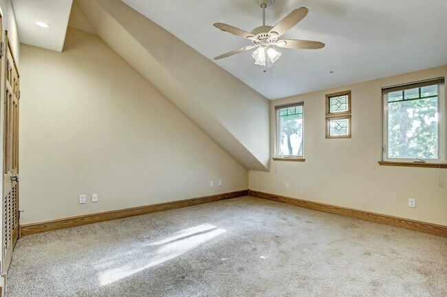Building Photo - 5250 Eigel St