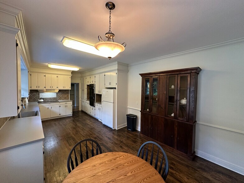 Building Photo - 305 S Laurel St