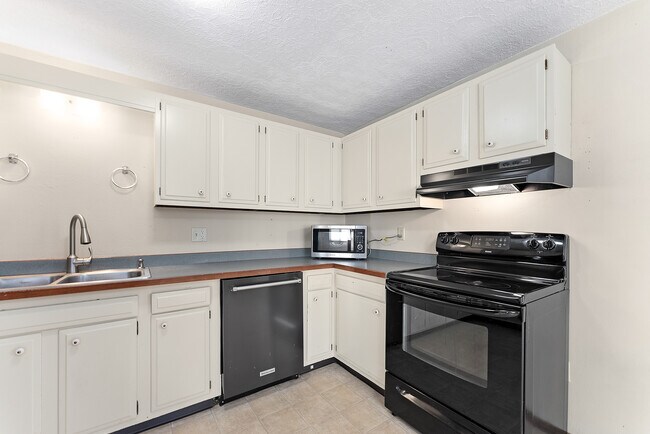 Kitchen - 4012 E 24th St