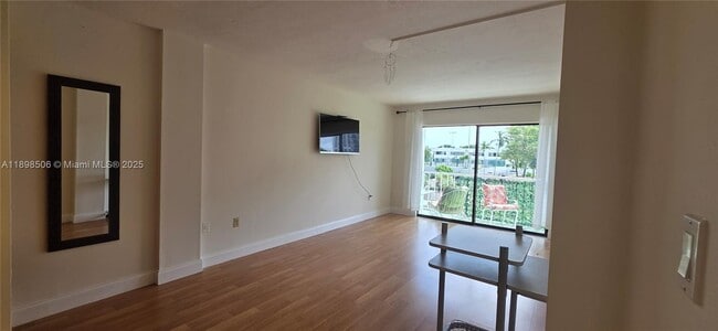 Building Photo - 1650 NE 115th St