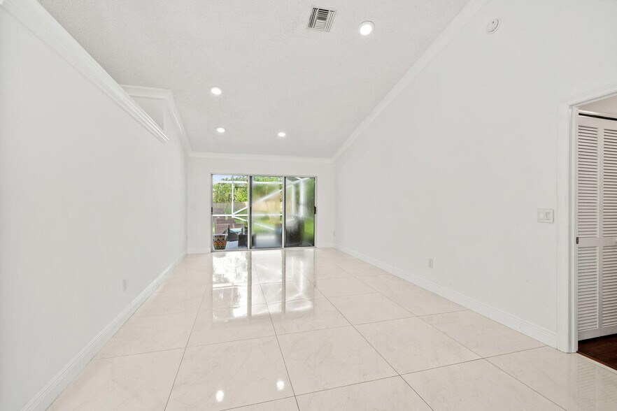 Building Photo - 13008 Meadowbreeze Dr
