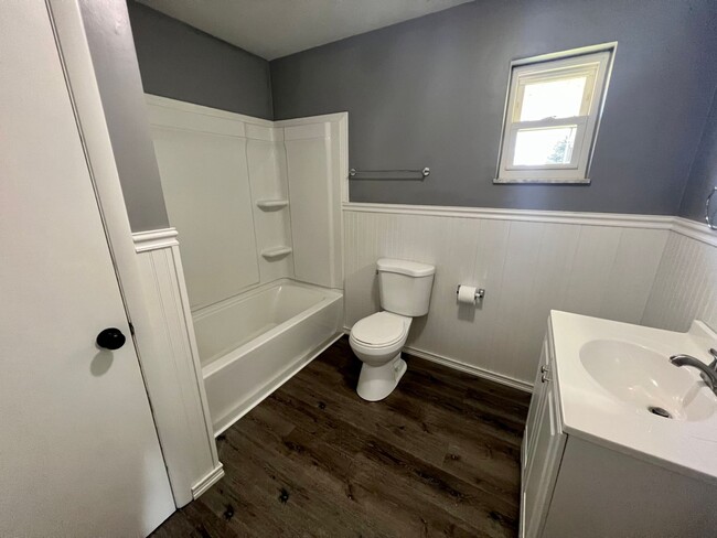 Building Photo - Newly Updated! 1 Bedroom 1 Bathroom Home -...