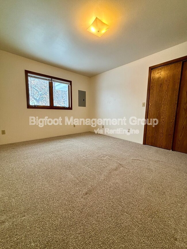 Building Photo - 913 N Park Ave