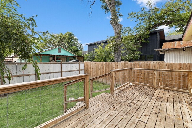 Building Photo - 330 Gem Ln