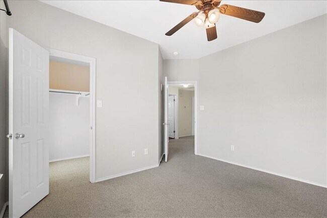Building Photo - 2225 Speidel Dr