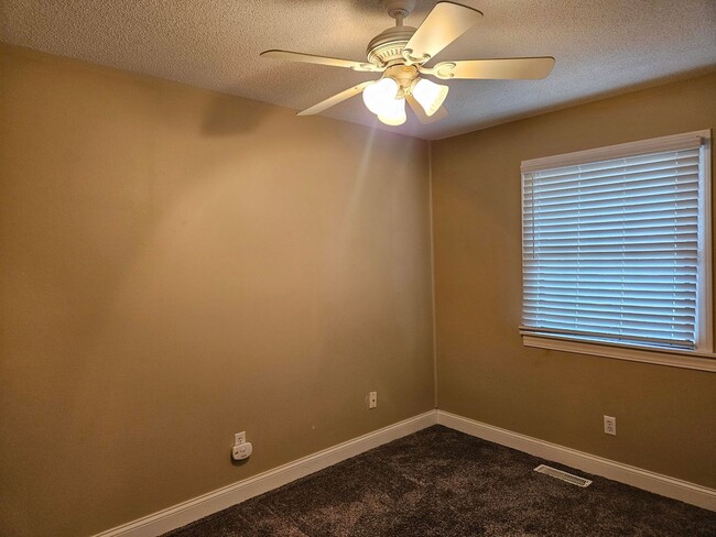 Building Photo - 3BR-1.5BA Split Level House - Washington M...