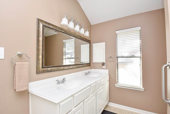 Building Photo - 21619 Oakcreek Ct