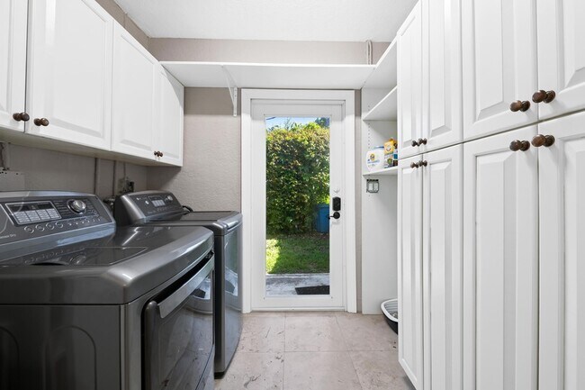 Building Photo - 1120 Renmar Dr