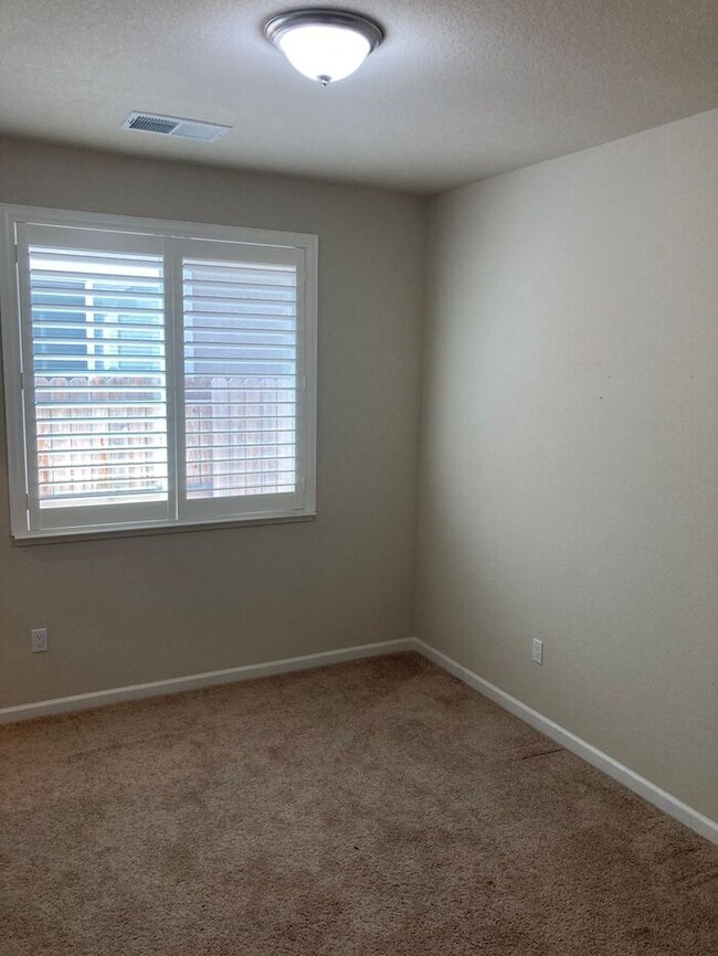 Building Photo - Modesto 4 Bedroom 3 Bathroom in the Rose V...