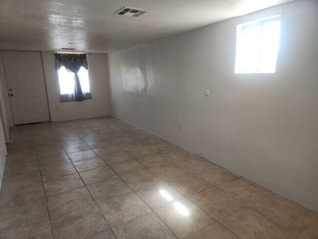 Building Photo - Downtown 3 bedroom