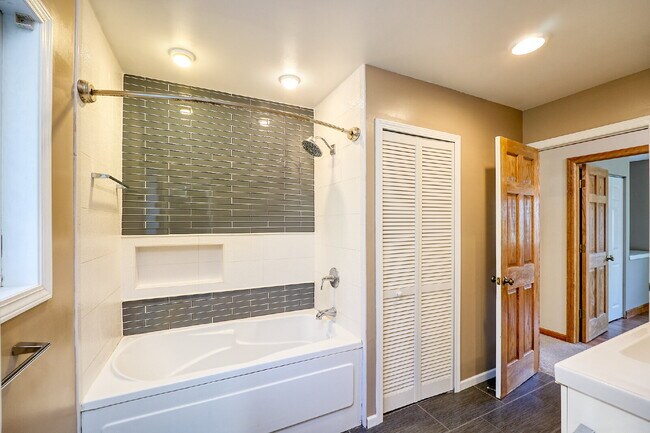 Building Photo - 5 Bedroom Chanhassen Home with fully fenced backyard, basketball court, garden beds.  Fabulous Ho...