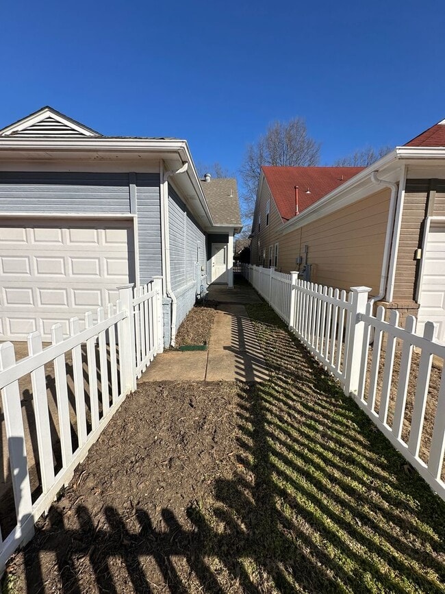 Building Photo - Move In Ready! Newly Refinished Floors! Upgraded Fixtures!