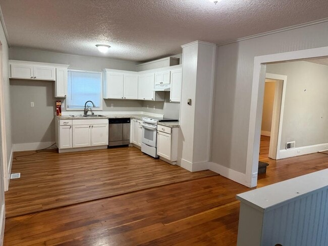 Building Photo - 902 NW 7th Ave