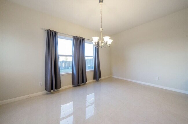 Building Photo - Modern Rosharon Home