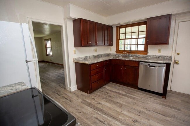 Building Photo - 207 Private Room for Rent!