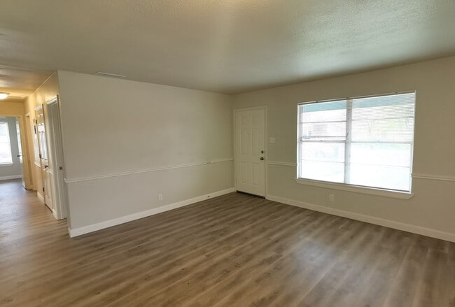 Building Photo - 4 Bedroom 2 bath in Valley High