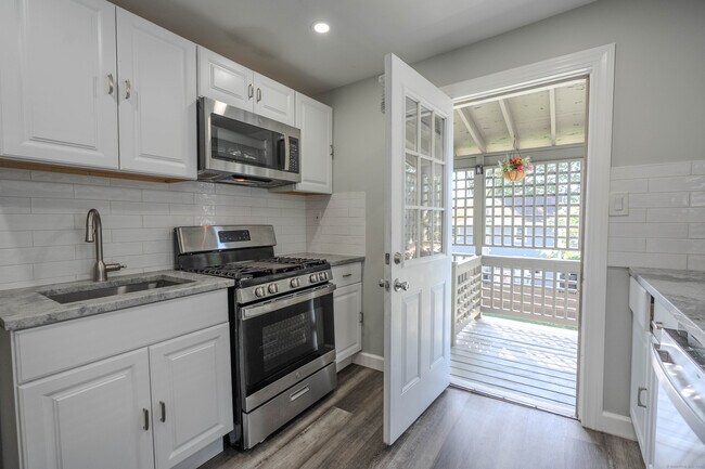 Building Photo - 37 Quintard Ave