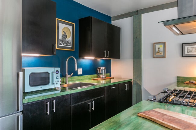 Building Photo - 402 Trujillo Ln