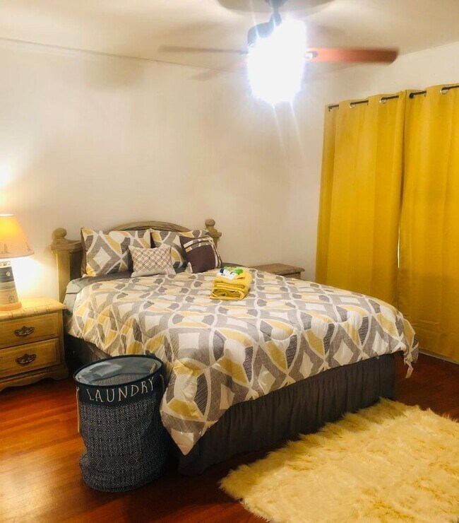 Building Photo - 1825 E 3rd St