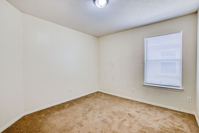 Building Photo - Near Ft. Bliss!