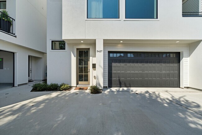 Building Photo - 5437 Darling St