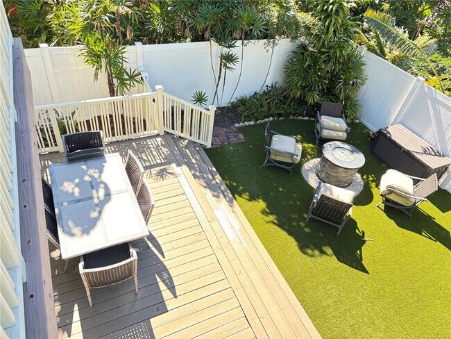 Building Photo - 324 Julia Pl