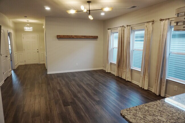 Building Photo - 2221 Silverton Dr