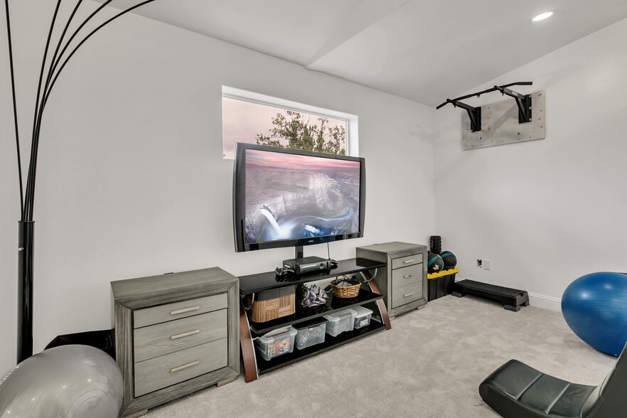 Extra room - 1102 9th Ave