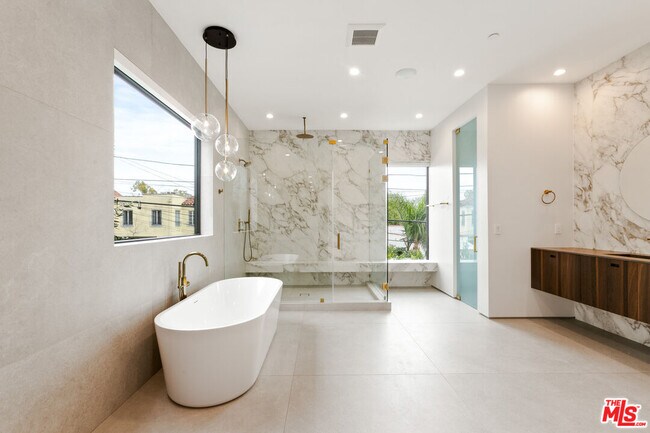 Building Photo - 738 N Harper Ave