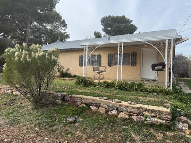 Building Photo - Charming 2 Bedroom 1 Bath Home In Mayer!