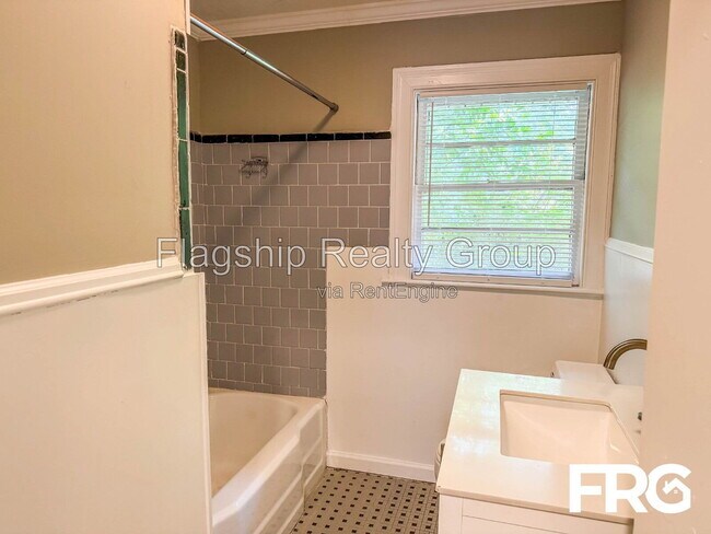 Building Photo - 613 Pittman St