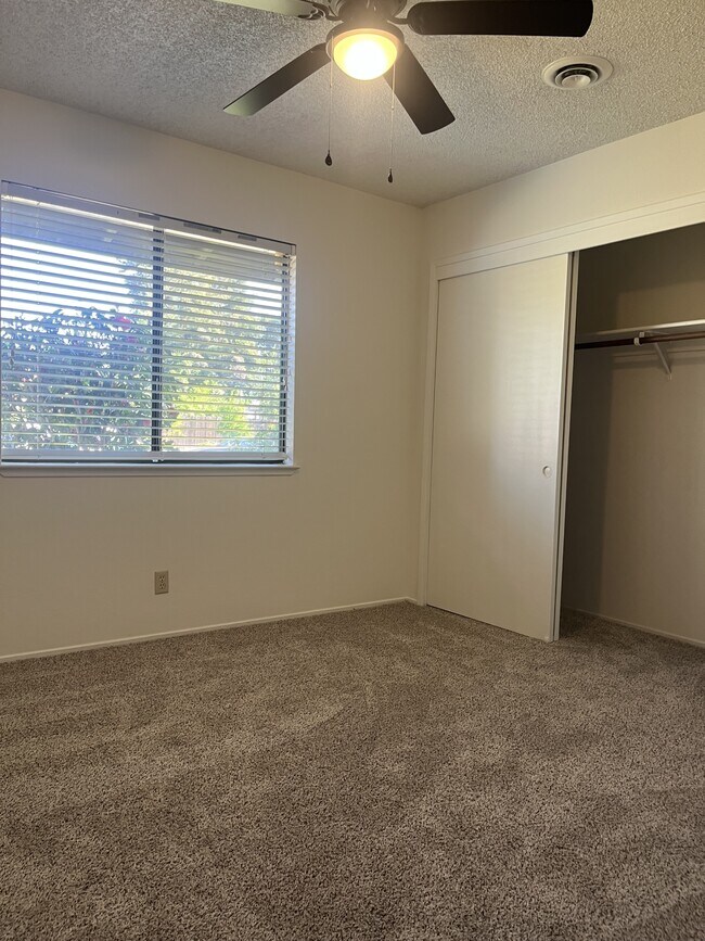 Building Photo - 800 Andrew Dr