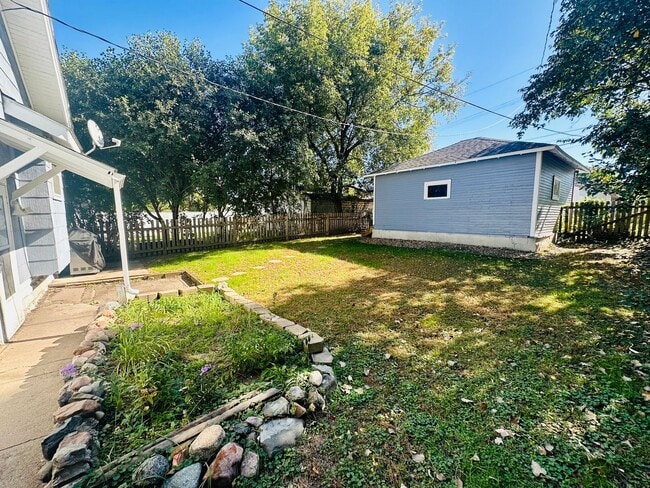 Building Photo - Charming 2-Bedroom Home with Hardwood Floo...