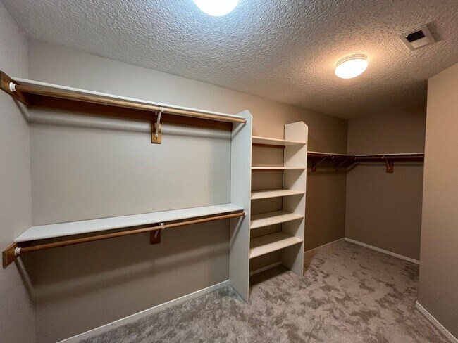 Building Photo - Immaculate 4 bedroom, 3.5 bathroom, tri-level Home in Tigard!! Expansive Views, Office space, Gam...