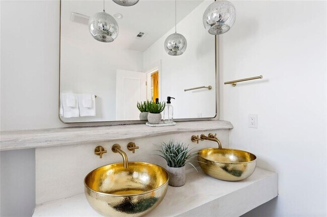 Building Photo - 724 Charles Allen Dr NE