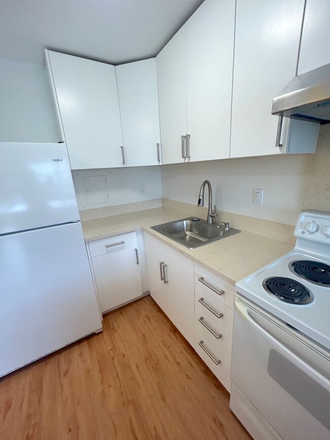 Building Photo - Completely Renovated Split-Level Nob Hill ...