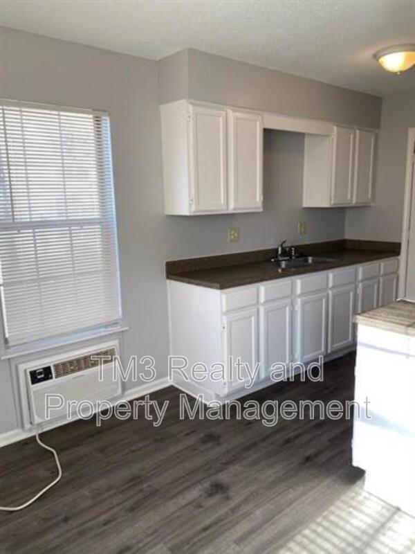Building Photo - 1606 E Kansas City Rd