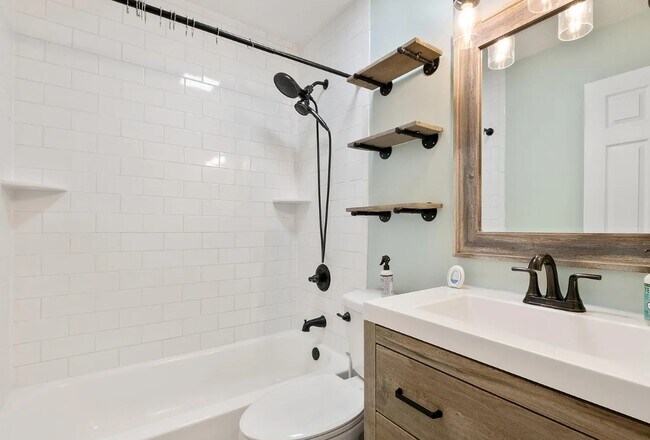 Building Photo - 705 Lakeview Ave