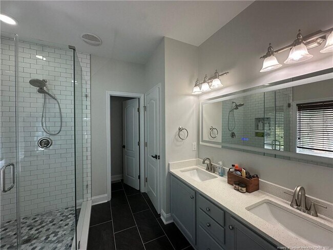 Building Photo - 143 Fairway Ln