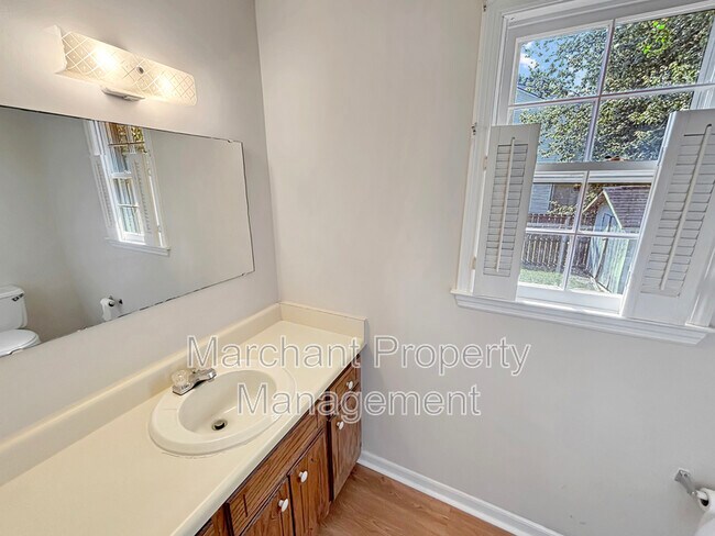 Building Photo - 118 Creek Dr