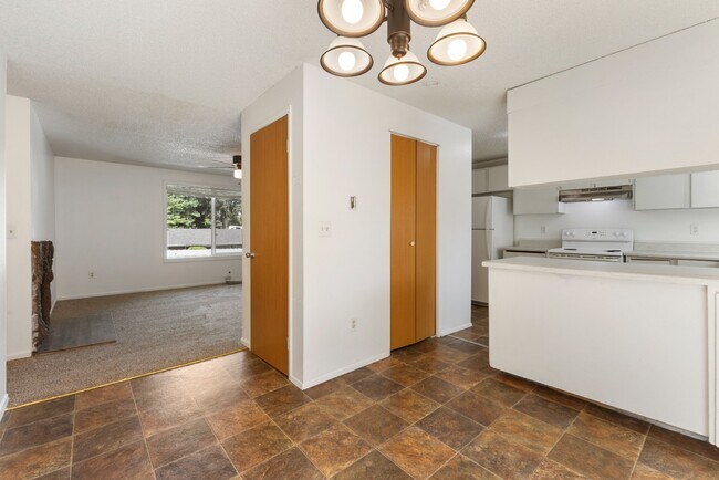 Building Photo - Spacious Apartment in Cozy Tacoma Neighbor...