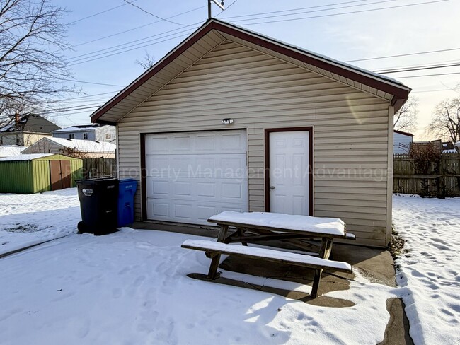Building Photo - Updated Ranch on Double Lot Near Royal Oak & Ferndale