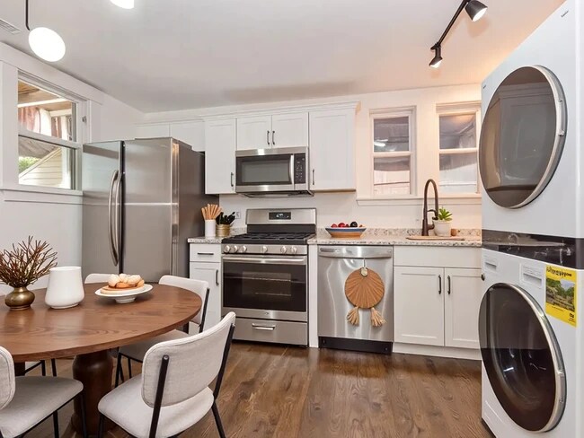 Building Photo - 2102 W Roscoe St