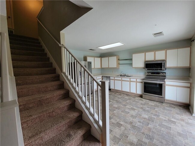 Building Photo - 1061 Canterbury Trail
