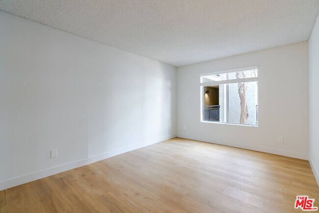 Building Photo - 1352 S Carmelina Ave