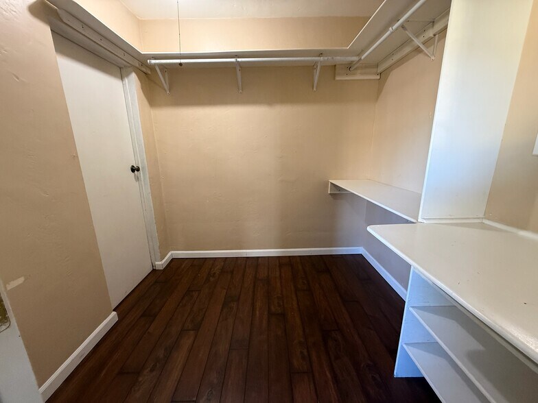 Building Photo - 1634 E 12th St