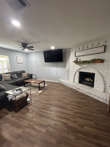 Building Photo - 6727 Vanlynn Ln